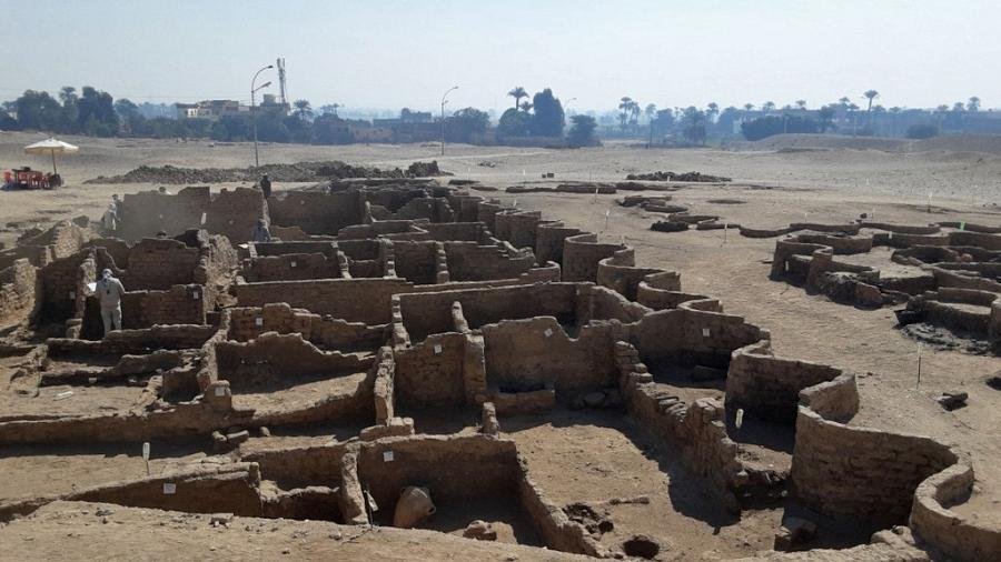 Egypt uncovers the "largest" ancient city buried under sands
